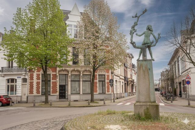 Majestueus burgerhuis met studio